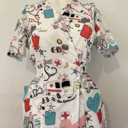 Bluza medicala kimono alba cu imprimeu, Model Ambulanta - M