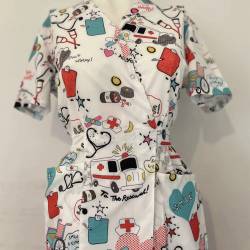 Bluza medicala kimono alba cu imprimeu, Model Ambulanta - M